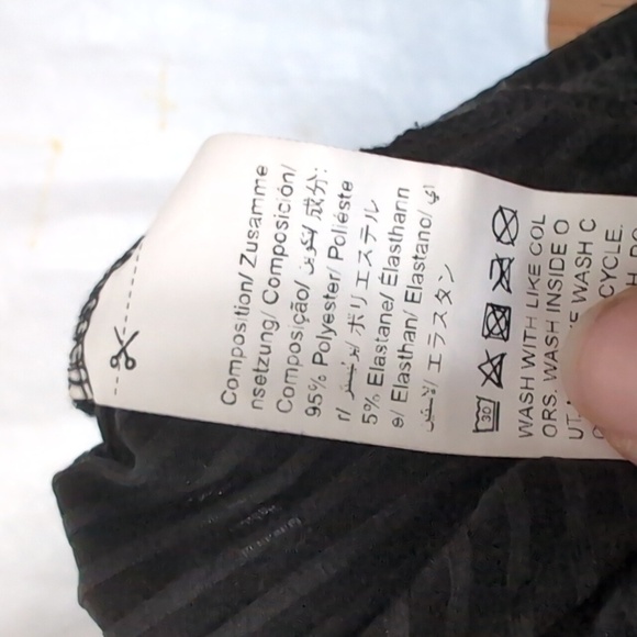 Romwe Black Ribbed Spaghetti Strap Cropped Cami Size Medium - Picture 5 of 5